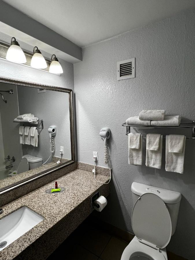 Super 8 By Wyndham Fort Worth Entertainment District Extérieur photo